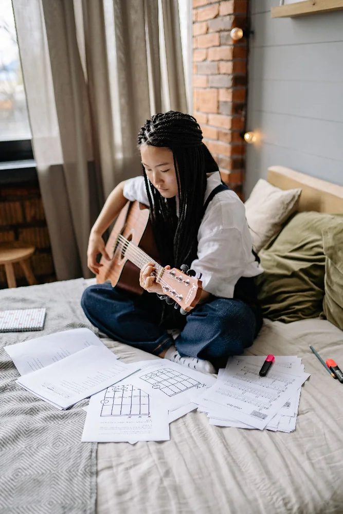 Main droite travaillant le rythme à la guitare
