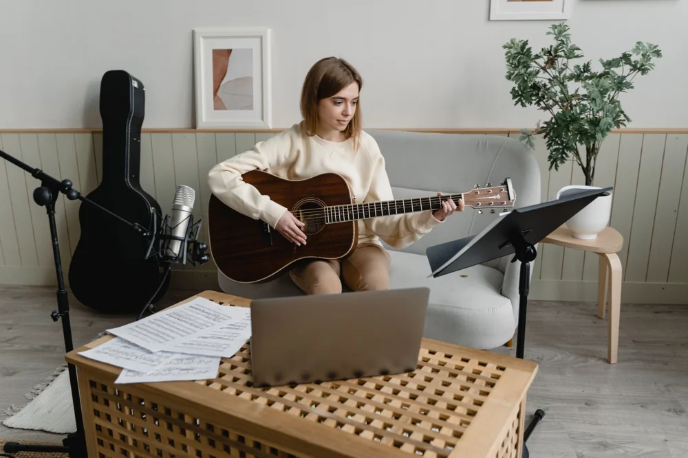 Pratique de la guitare dans un intérieur calme